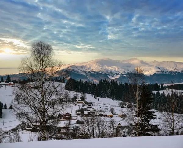 Piccolo Villaggio Alpino Montagne Innevate Invernali Primo Sorgere Del Sole — Foto Stock