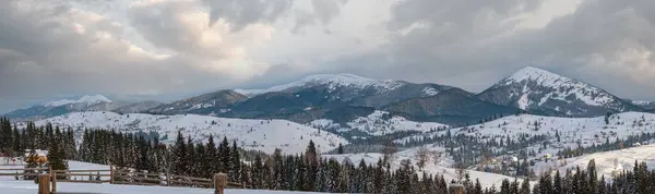 Pequeño Pueblo Alpino Montañas Nevadas Invierno Primer Amanecer Luz Del —  Fotos de Stock