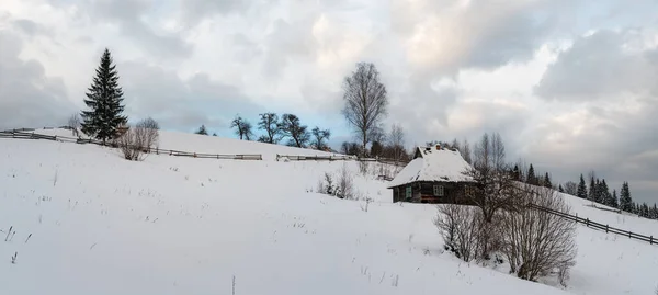 Landsbygdskullar Lundar Och Jordbruksmark Vintern Avlägsen Alpin Bergsby Och Små — Stockfoto