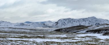 Sonbaharda İzlanda 'nın güney İskoçya' sında kar altında renkli Landmannalaugar dağları. Dağın eteğindeki Frostastadavatn Gölü.