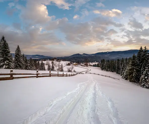 Sekundární Alpská Silnice Odlehlé Horské Vesnici Závěje Sněhu Dřevěný Plot — Stock fotografie