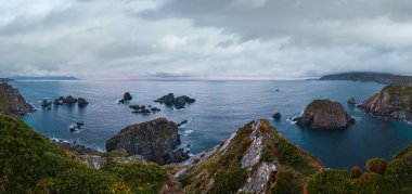 Costa de Loiba gün batımı fırtınadan önceki kötü hava ve kıyıya yakın kaya oluşumları (Galiçya, İspanya).