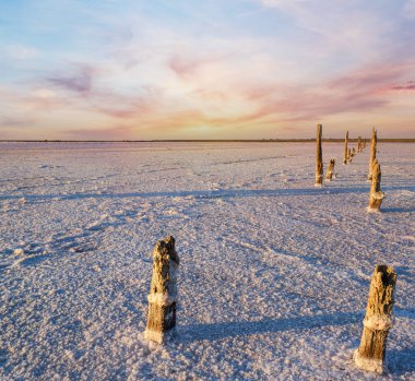Genichesk Pembesi üzerinde gün batımı son derece tuzlu göl (kristal tuz kalıntılarıyla mikro algler tarafından renklendirilmiş), Ukrayna.