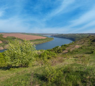 Dnister Nehri Kanyonu 'nun muhteşem bahar manzarası. Resimli kayalar, tarlalar, çiçekler. Shyshkovi Gorby, Nahoriany, Chernivtsi bölgesi, Ukrayna.