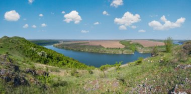 Dnister Nehri Kanyonu 'nun muhteşem bahar manzarası. Resimli kayalar, tarlalar, çiçekler. Shyshkovi Gorby, Nahoriany, Chernivtsi bölgesi, Ukrayna.