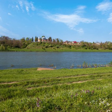 Dnister Nehri Kanyonu 'nun muhteşem bahar manzarası. Nezvysko köyünden görüntüler