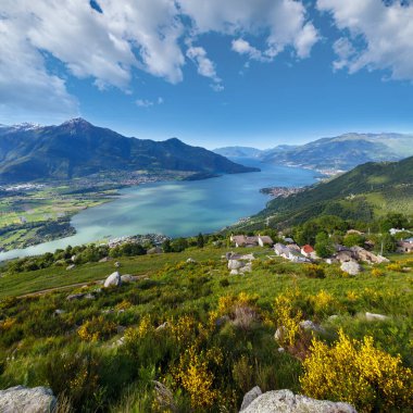 Alp Como Gölü yaz görünümünden dağın tepesinde (İtalya)