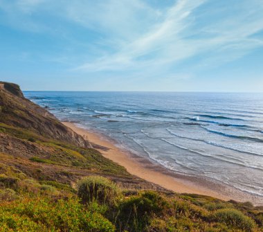 Akşam yaz okyanus görüntülemek düşük tide (Aljezur, Algarve, Portekiz kumsalda Carriagem üzerinde).