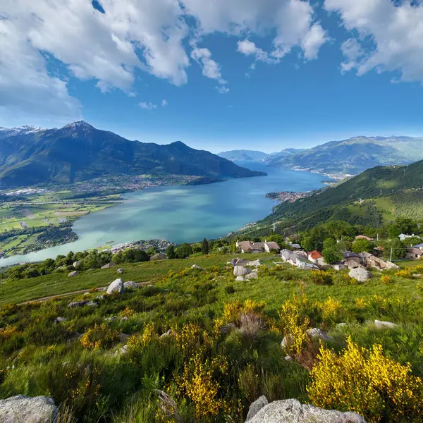 Alp Como Gölü yaz görünümünden dağın tepesinde (İtalya)