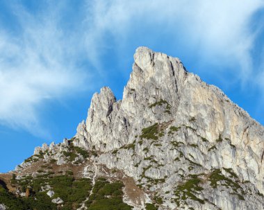 Güneşli sonbahar Alp Dolomitleri kayalık dağ manzarası, Sudtirol, İtalya. Falzarego Geçidi 'nden huzurlu manzara.