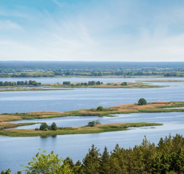 Dnipro Nehri kıyıları yaz manzarası, Kaniv su deposu, Kyiv Bölgesi, Ukrayna.
