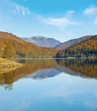 Tereblya nehri üzerindeki Vilshany su deposu, Transcarpathia, Ukrayna. Bulutların yansıması olan görkemli bir göl. Karpat Dağları 'nda güzel bir sonbahar günü.