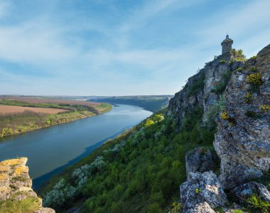 Dnister Nehri Kanyonu 'nun muhteşem bahar manzarası. Resimli kayalar, tarlalar, çiçekler. Shyshkovi Gorby, Nahoriany, Chernivtsi bölgesi, Ukrayna.