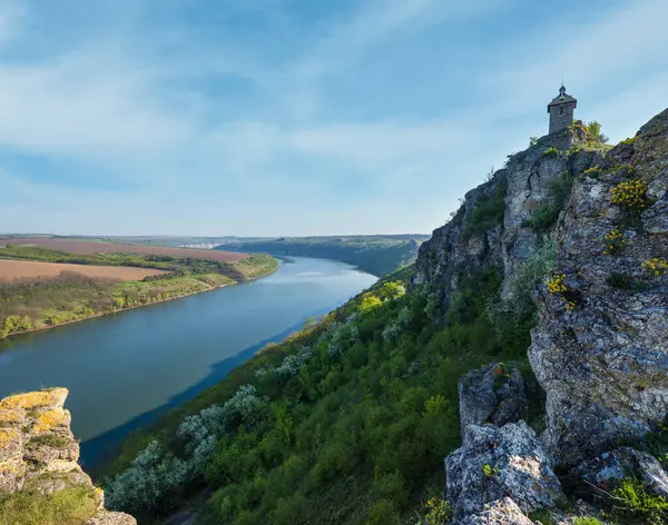 Dnister Nehri Kanyonu 'nun muhteşem bahar manzarası. Resimli kayalar, tarlalar, çiçekler. Shyshkovi Gorby, Nahoriany, Chernivtsi bölgesi, Ukrayna.