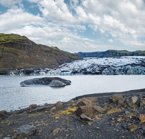 アイスランド南部のスハイマホクルの美しい氷河 この氷河の舌は火山カトラからスライドします 氷と周囲の山のブロックで美しい氷河湖ラグーン — ストック写真