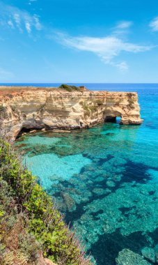Uçurumlar, kayalık kemer ve yığında (faraglioni), Torre Sant Andrea, güzel deniz manzarası: Salento deniz kenarı, Puglia, İtalya