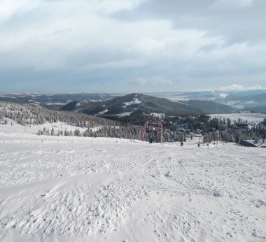 Kış karı dağ kayak merkezi yamacını kapladı. Dragobrat, Ukrayna, Karpat Dağları 'ndaki pitoresk dağlık tatil beldesinde muhteşem güneşli bir gün. İnsanlar tanınmaz halde..