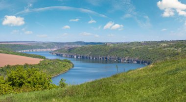 Dnister Nehri Kanyonu 'nun muhteşem bahar manzarası. Resimli kayalar, tarlalar, çiçekler. Shyshkovi Gorby, Nahoriany, Chernivtsi bölgesi, Ukrayna.