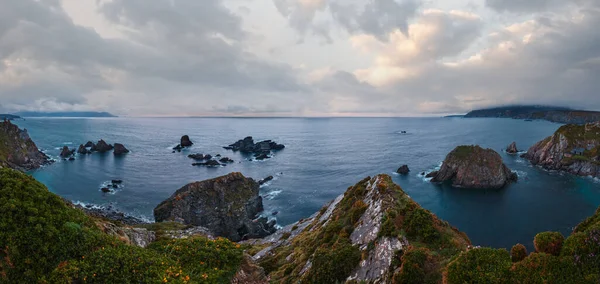 Costa Loiba Sonnenuntergang Schlechtes Wetter Vor Gewitterlandschaft Mit Küstennahen Felsformationen — Stockfoto