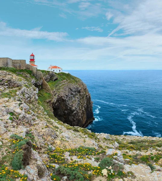 Deniz feneri Cape St. Vincent üzerinde (burun içinde Güney Sagres, Algarve, Portekiz Belediyesi ise). Yaz Atlantik sahil görünümü. İki tane dikiş görüntü.