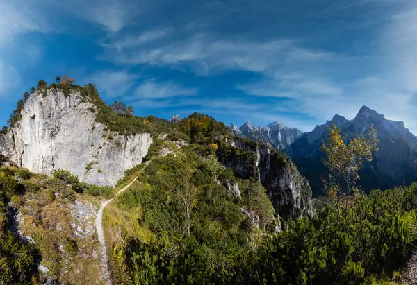Scena Idilliaca Soleggiata Colorata Autunno Alpino Tranquilla Vista Sulle Montagne — Foto Stock
