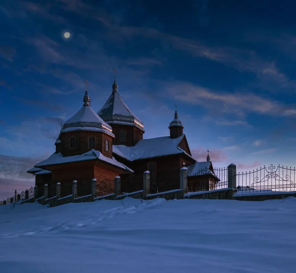 Nocne Wzgórza Gaje Pola Uprawne Zimowej Odległej Alpejskiej Wiosce Górskiej — Zdjęcie stockowe