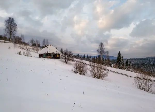Platteland Heuvels Bossen Landbouwgronden Winter Afgelegen Alpine Bergdorp Kleine Oude — Stockfoto