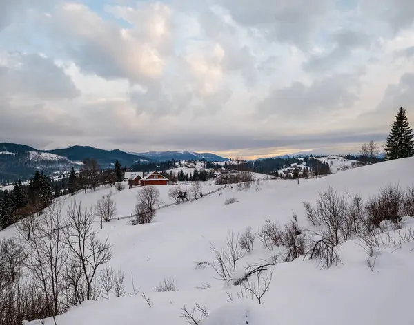 Liten Alpin Och Vinter Snöiga Berg Sista Solnedgången Solljus Runt — Stockfoto