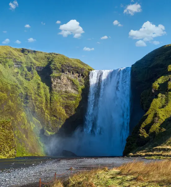 Suyla dolu büyük şelale Skogafoss sonbahar manzaralı, güneybatı İzlanda.