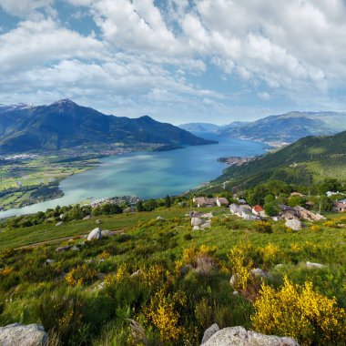 Alp Como Gölü yaz görünümünden dağın tepesinde (İtalya)