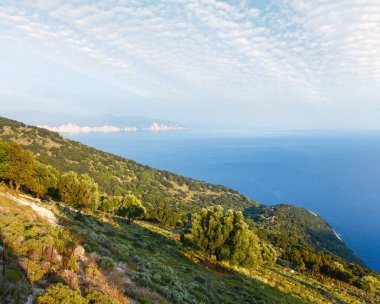 Yoldan Myrtos kumsala görüntüleyin. Yaz deniz manzara (Yunanistan, Kefalonia).