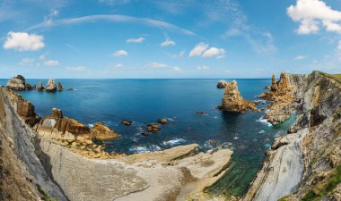 Atlantik Okyanusu kıyı şeridi manzara (yakın Arnia Beach, İspanya). İki tane dikiş panorama. 