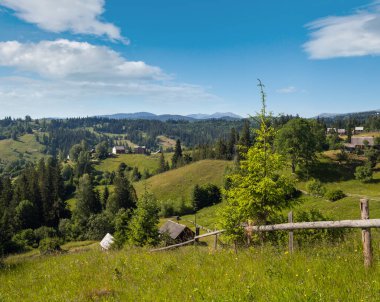 Yaz resimli Gorgany Massiv dağları Sevenei tepesinden (Yablunytsia geçidi yakınları, Karpatlar, Ukrayna.)