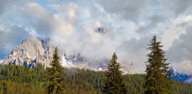 Sakin yaz İtalyan dolomites dağ panorama göster