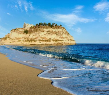 Eski 4 yüzyıl manastır üstünde tepe-in Sanctuary of Santa Maria Adası - Tropea, Calabria, İtalya. Tiren Denizi, Tropea Beach.