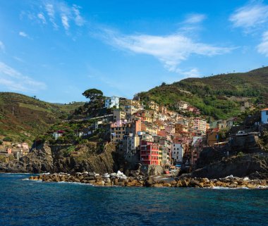 Güzel yaz Manarola - beş ünlü köylerinden, Ligurya Denizi ve dik kayalıklarla karada arasında askıya Liguria, İtalya, Cinque Terre Milli Parkı. İnsanlar tanınmaz.