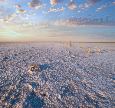 Genichesk Pembesi üzerinde gün batımı son derece tuzlu göl (kristal tuz kalıntılarıyla mikro algler tarafından renklendirilmiş), Ukrayna.