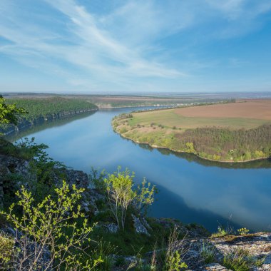 Dnister Nehri Kanyonu 'nun muhteşem bahar manzarası. Resimli kayalar, tarlalar, çiçekler. Shyshkovi Gorby, Nahoriany, Chernivtsi bölgesi, Ukrayna.