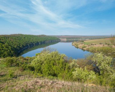 Dnister Nehri Kanyonu 'nun muhteşem bahar manzarası. Resimli kayalar, tarlalar, çiçekler. Shyshkovi Gorby, Nahoriany, Chernivtsi bölgesi, Ukrayna.