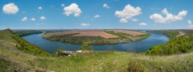 Dnister Nehri Kanyonu 'nun muhteşem bahar manzarası. Resimli kayalar, tarlalar, çiçekler. Shyshkovi Gorby, Nahoriany, Chernivtsi bölgesi, Ukrayna.