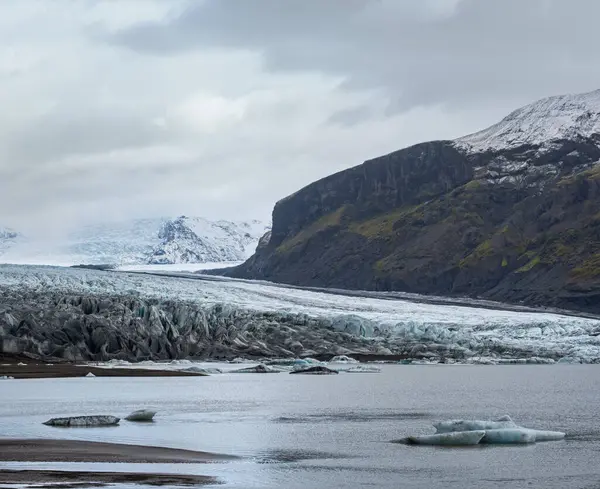 Skaftafellsjokull冰川 冰川舌从冰川下埃斯朱夫茹尔火山附近的Vatnajokull冰盖或Vatna冰川滑出 有冰块和周围山脉的冰川泻湖 — 图库照片