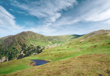 chornogora ridge dağın (Ukrayna, Karpat Dağları üzerinde küçük su birikintisi ile dağ görüş yaz)