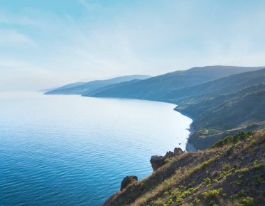 Akşam yaz kayalık kıyı şeridi (Kırım, Ukrayna ).