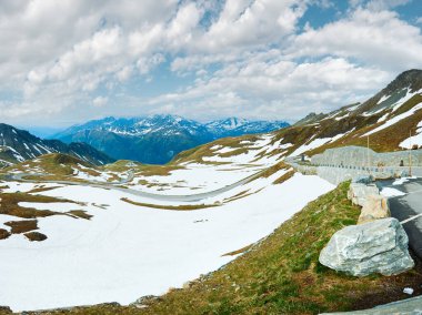 Yaz (Haziran) Alp dağ panorama (grossglockner yüksek dağ yolu görünümünden). Üç atış dikiş imge.