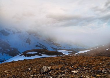 Akşam sisli dağ manzarası (Timmelsjoch yakınlarında - İtalyanca - Avusturya sınırında yüksek dağlık yol)