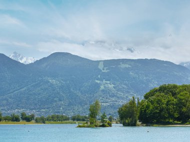 Göl passy ve mont blanc massif yaz manzaralı (chamonix, Fransa).