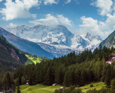 Çok kayalık üstleri dağ manzarası yamaç ve kar köknar ormanla kaplı yaz Alps, İsviçre.