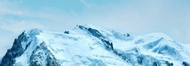 Mont Blanc dağ masif yaz panoraması (Aiguille du Midi Mount manzarası, Fransa )