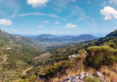 Puslu yaz engebeli sahil panorama (Yunanistan, Lefkada). Manzarayı.