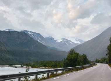 Yol (Norveç ile yaz bulutlu dağ manzarası).